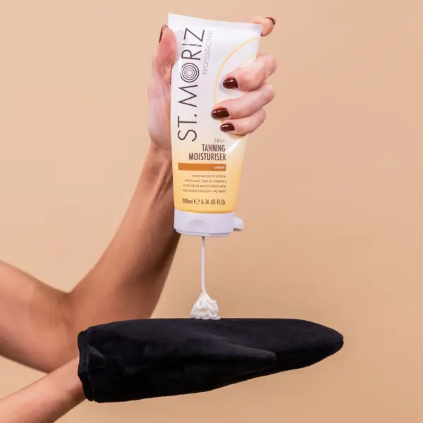 St. Moriz Daily Tanning Moisturiser Light 200ml 2 St. Moriz Daily Tanning Moisturiser Light 200ml